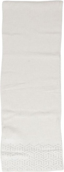 Weißer Strickschal mit strukturiertem Muster