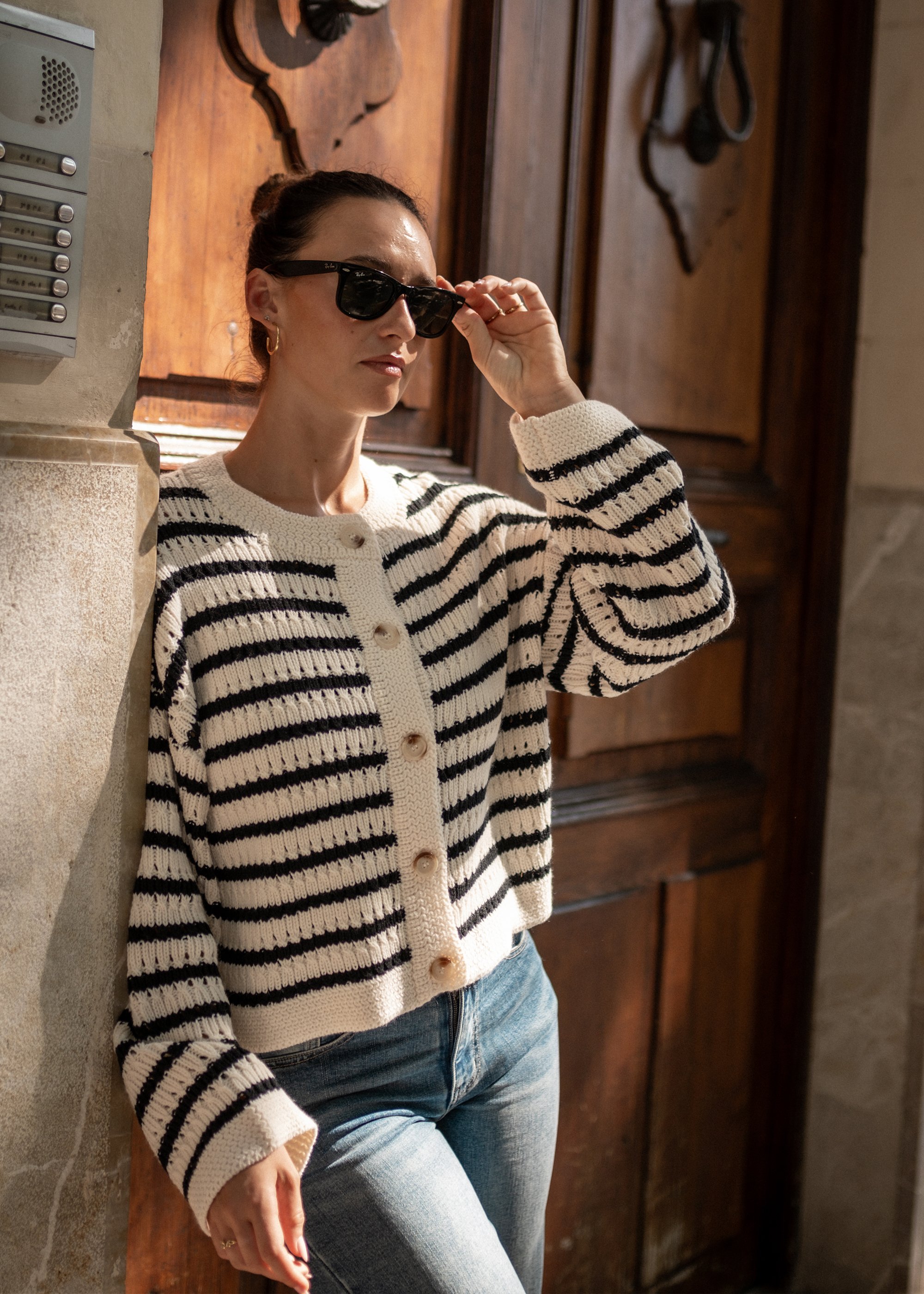 Creme gestreifter Kabelstrick-Crop-Cardigan