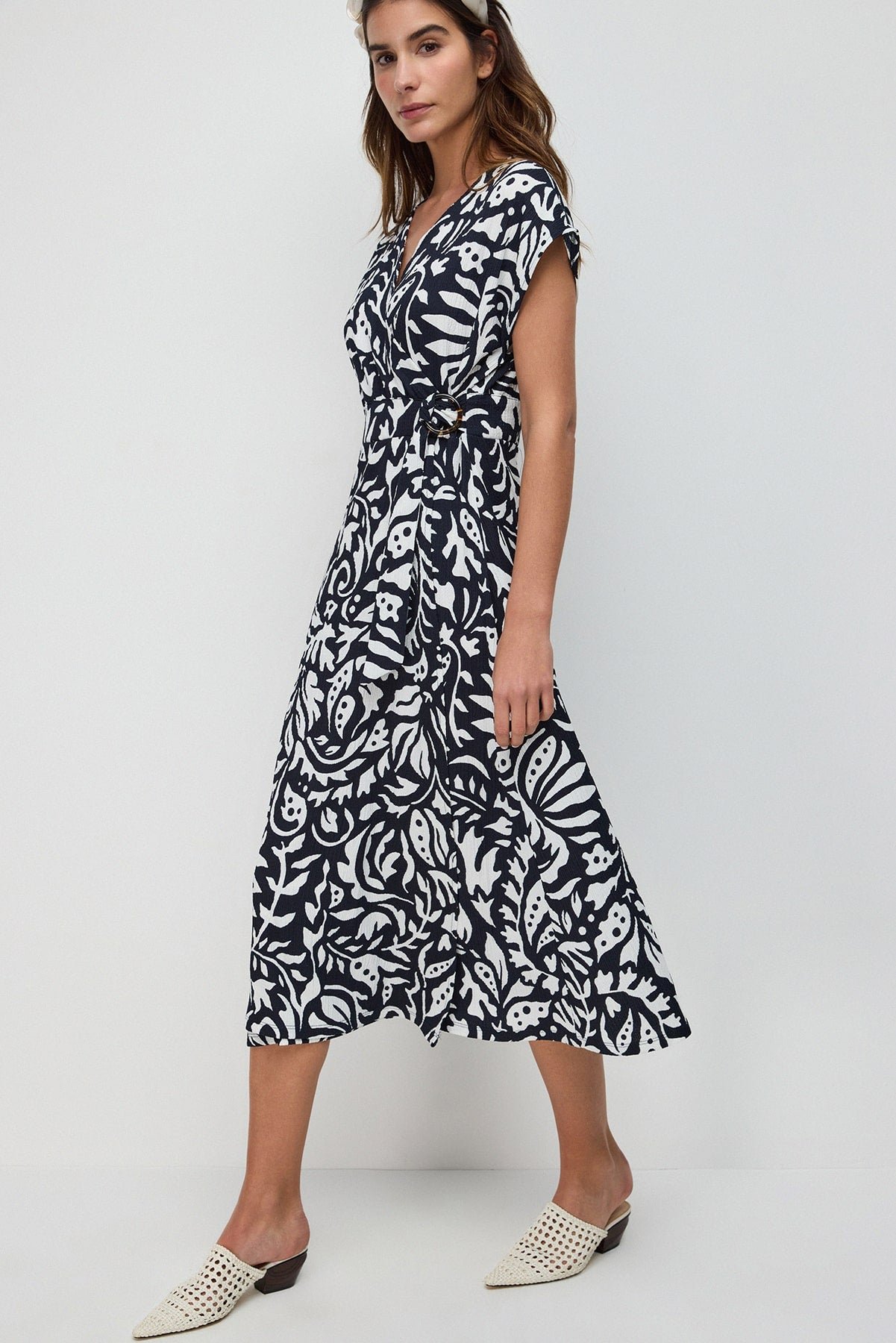 Gemustertes Wickelkleid in Midilänge