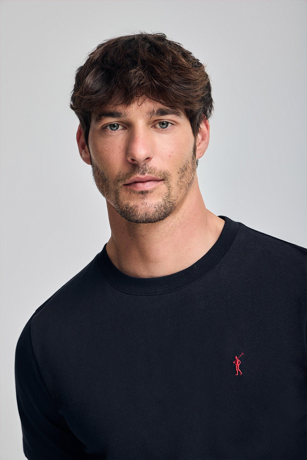 T-Shirt marineblau mit Rundhalsausschnitt und Rigby Go Stickerei