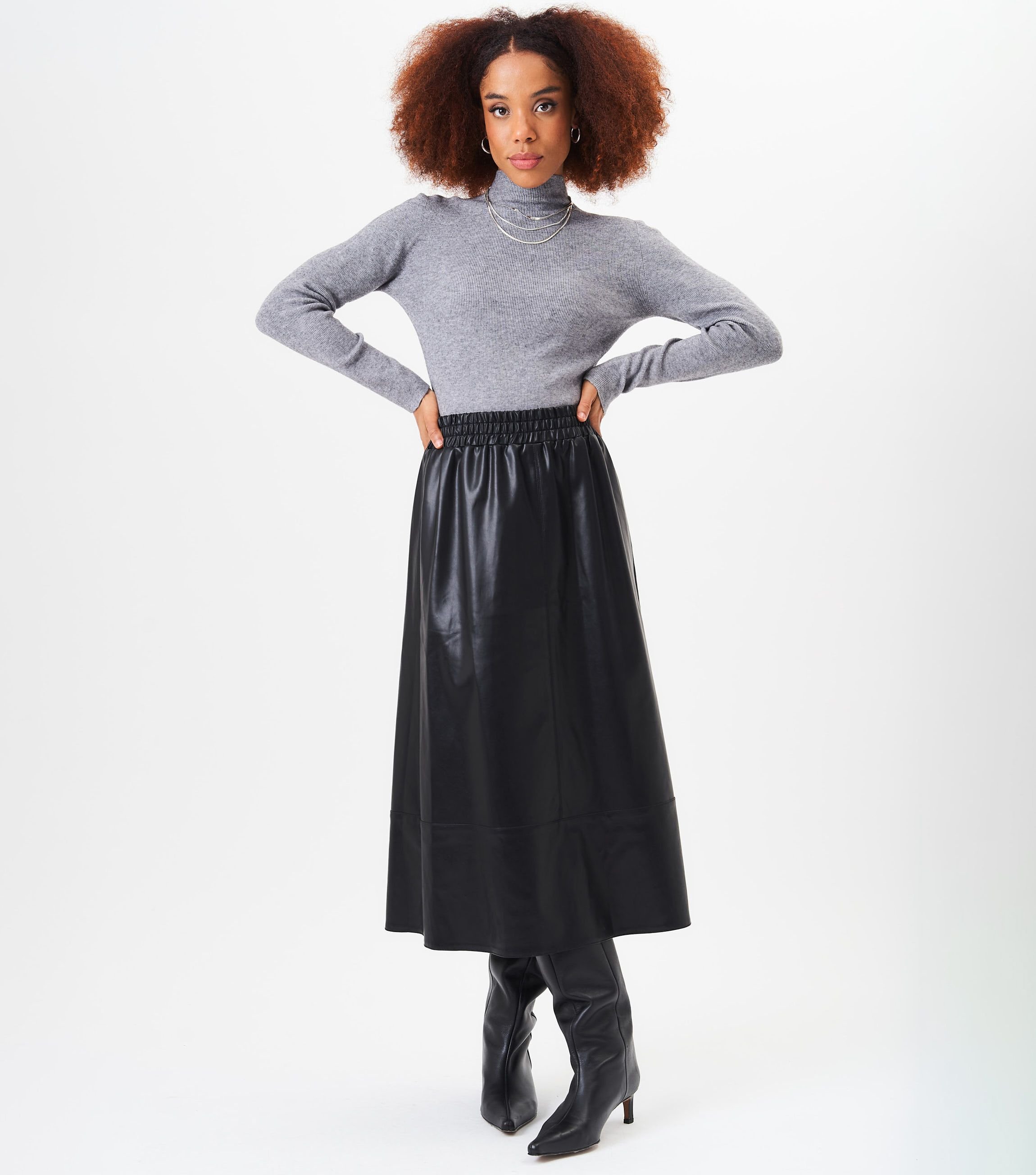 Grauer Feinstrick-Pullover mit hohem Halsausschnitt