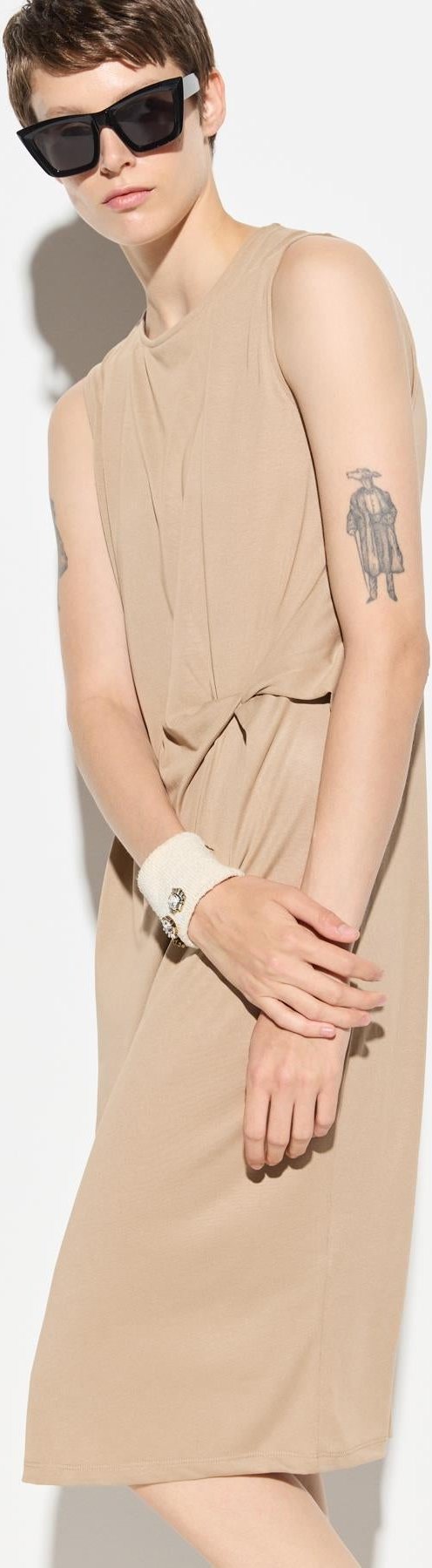 Ärmelloses, lockeres Kleid mit Rundhalsausschnitt