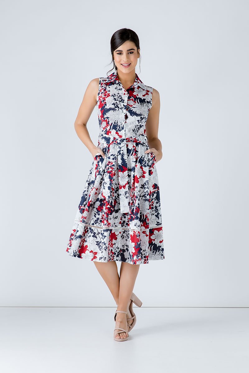 Marineblaues Kleid mit Blumenmuster und Gürtel