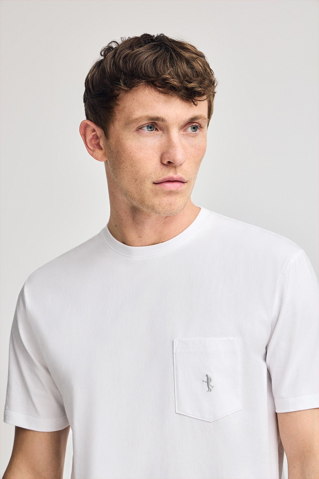 Kurzärmliges T-Shirt weiß mit Tasche und gesticktem Rigby Best-Logo