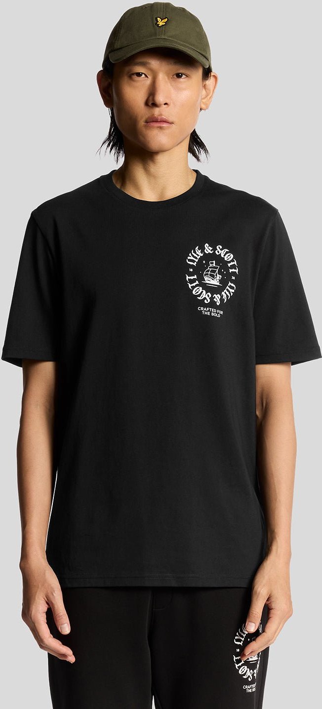 Lyle & Scott T-Shirt mit Schiffsabzeichen und Grafik – Schwarz