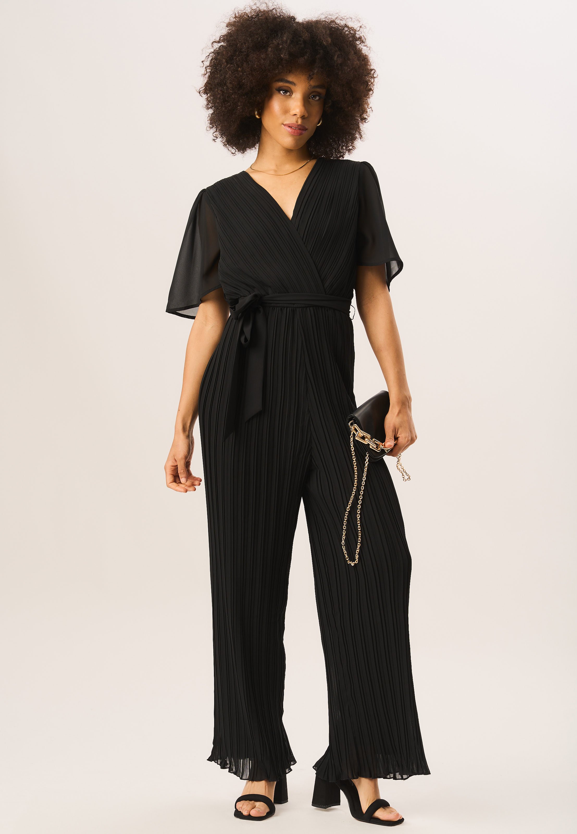 Jumpsuit mit Engelsärmeln und plissiertem Gürtel