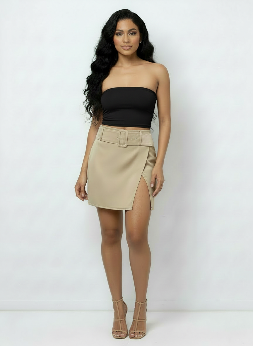 Mini-Wickelrock mit Gürtel und niedrigem Ausschnitt aus Stein