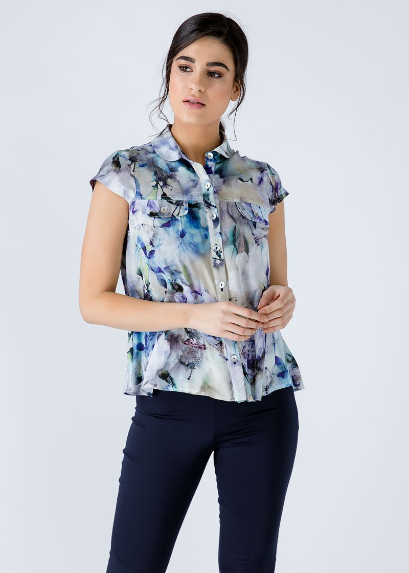 Hemd mit geblümten Kapuzenärmeln