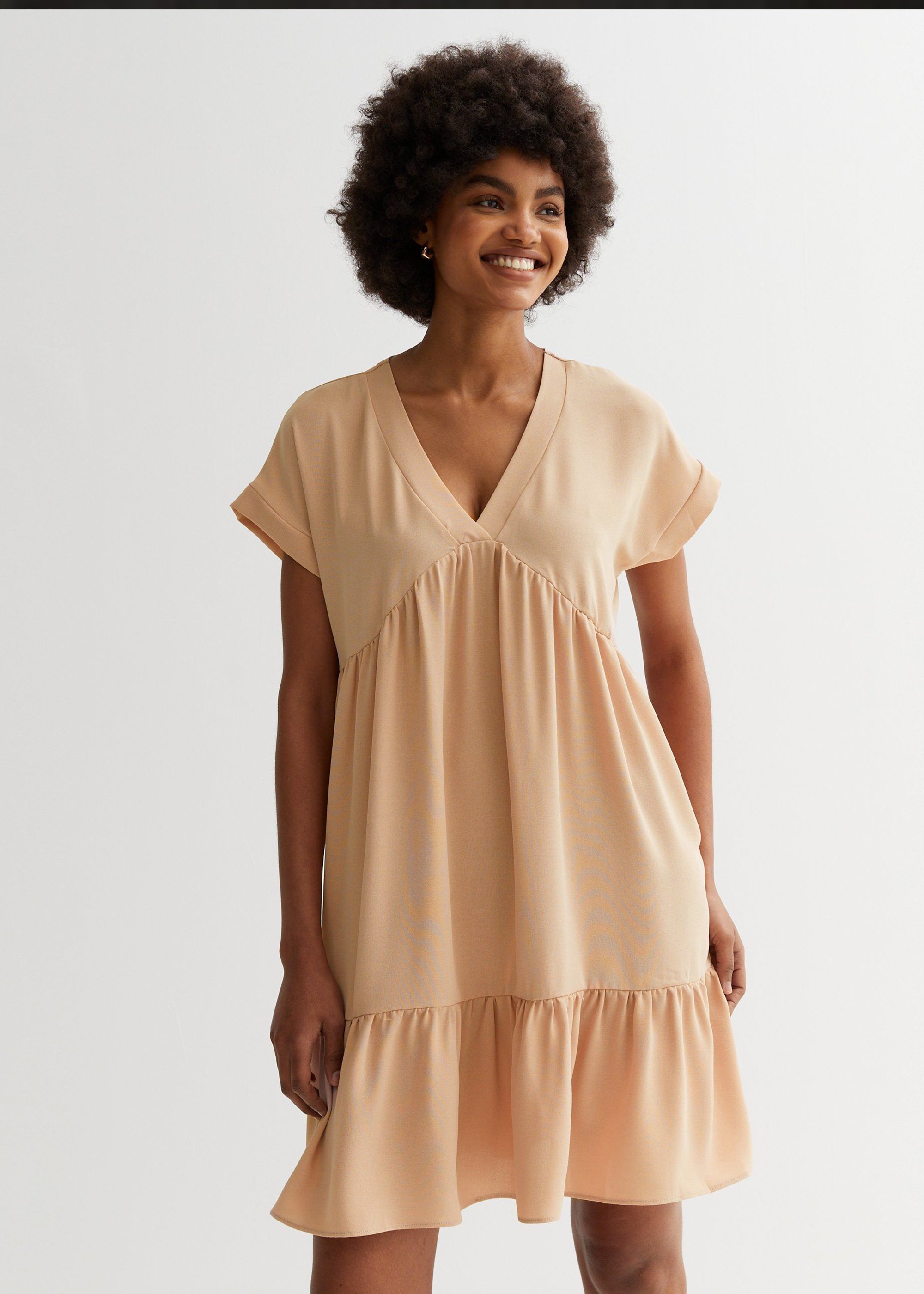 Beigefarbenes gestuftes Mini-Smokkleid mit V-Ausschnitt