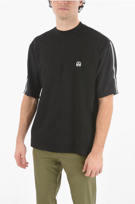 Kontrastierendes Band MUSIC BOLT VARSITY T-Shirt in Schwarz