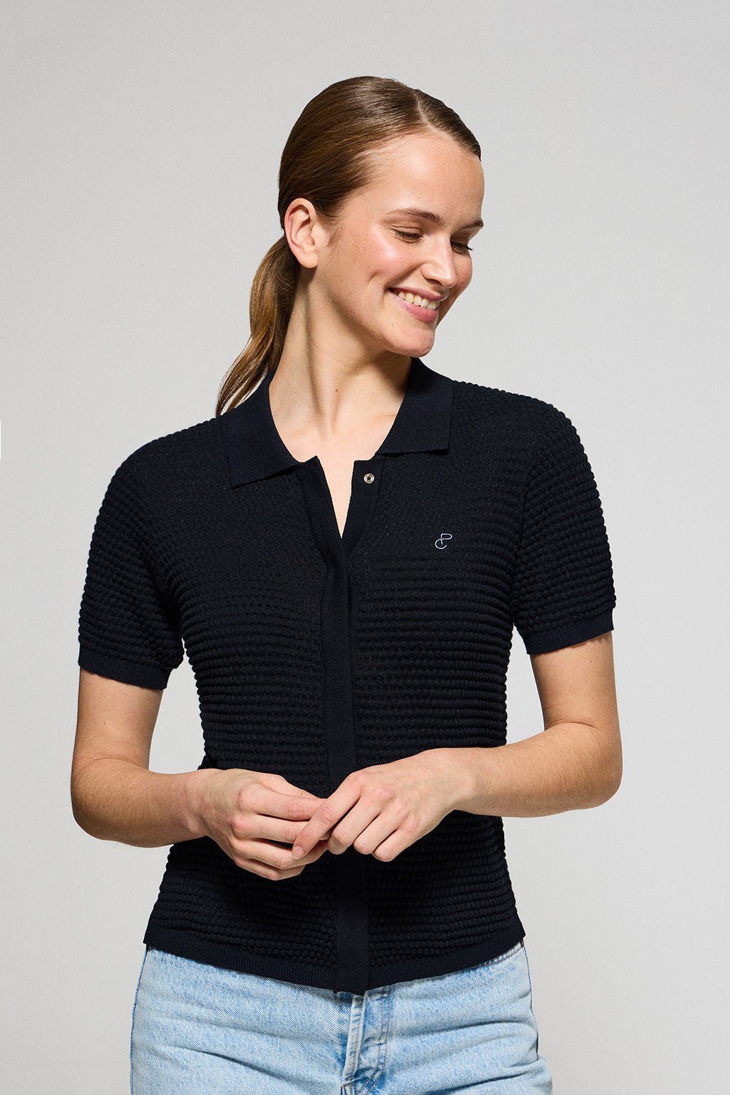 Geknöpftes T-Shirt Lirio marineblau mit gesticktem Monogramm