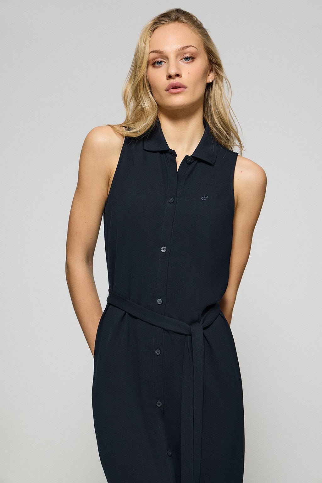 Geknöpftes Kleid ärmellos marineblau mit gesticktem Monogramm