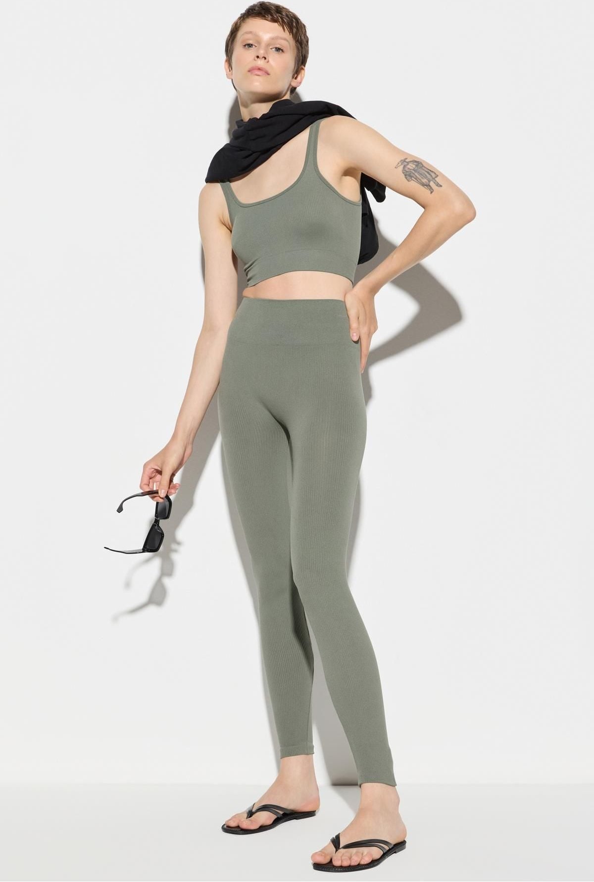 Khakifarbene, dünne, gerippte Sportleggings mit hoher Taille