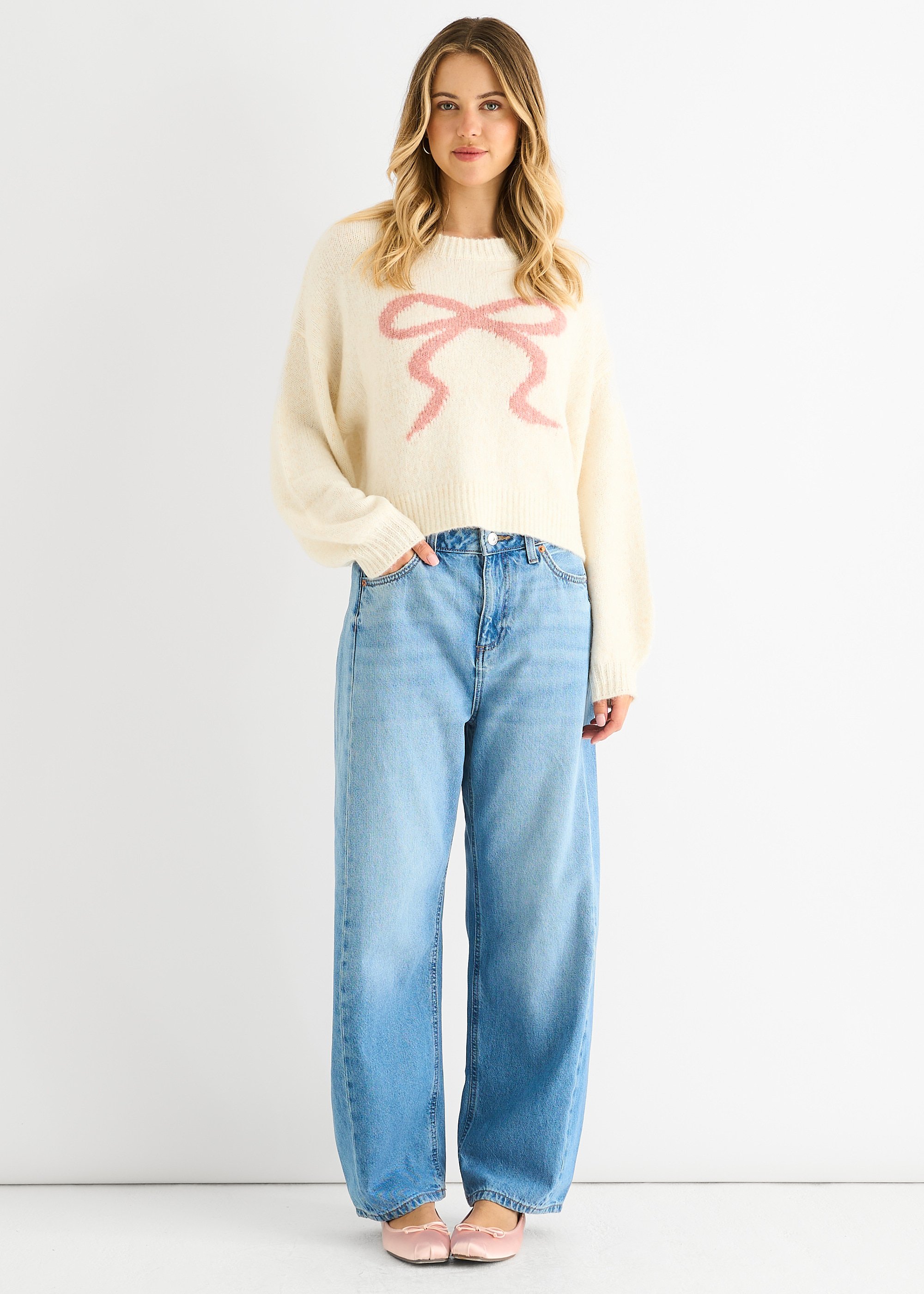 Cremefarbener Kurzstrickpullover mit geprägter Kontrastschleife