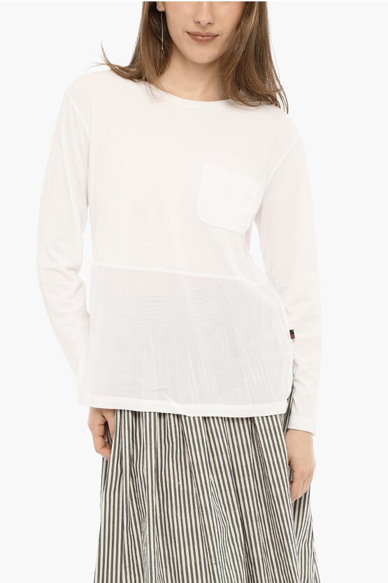 Rundhals-T-Shirt mit Brusttasche und Seitenschlitz in Weiß