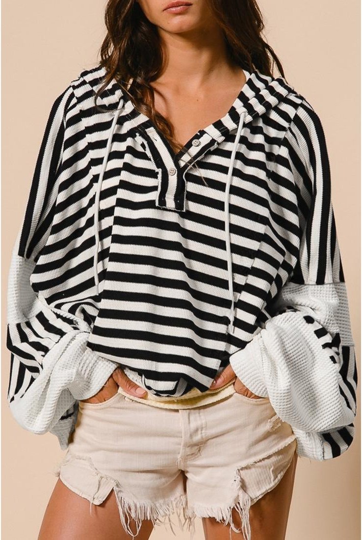Thumbnail - Azura Exchange Schwarz Weiß Übergroß Gestreiftes Henley Mit Knöpfen Dolman Ärmel Kapuzenoberteil