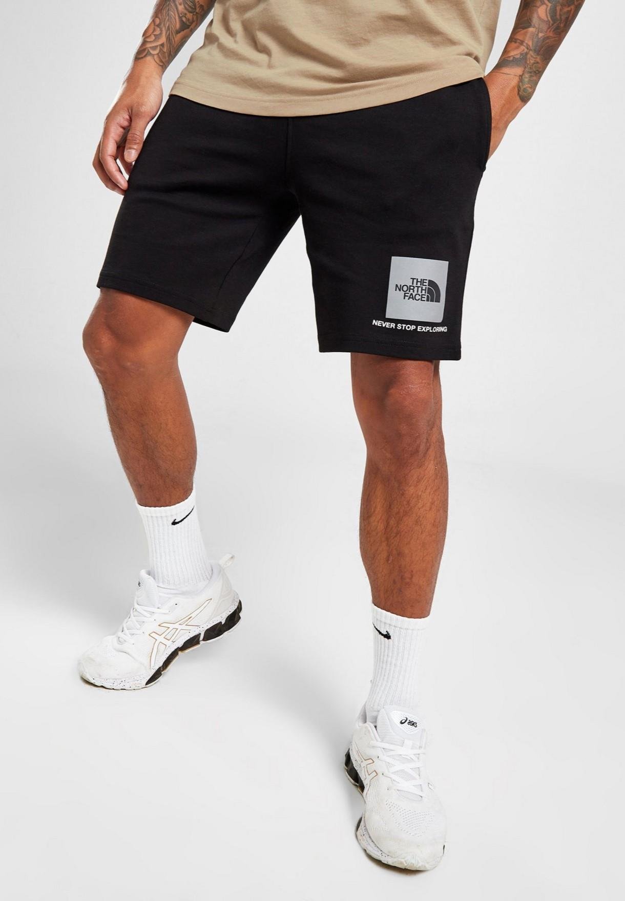 Thumbnail - The North Face Small Box Reflektierendes Logo Shorts in schwarz