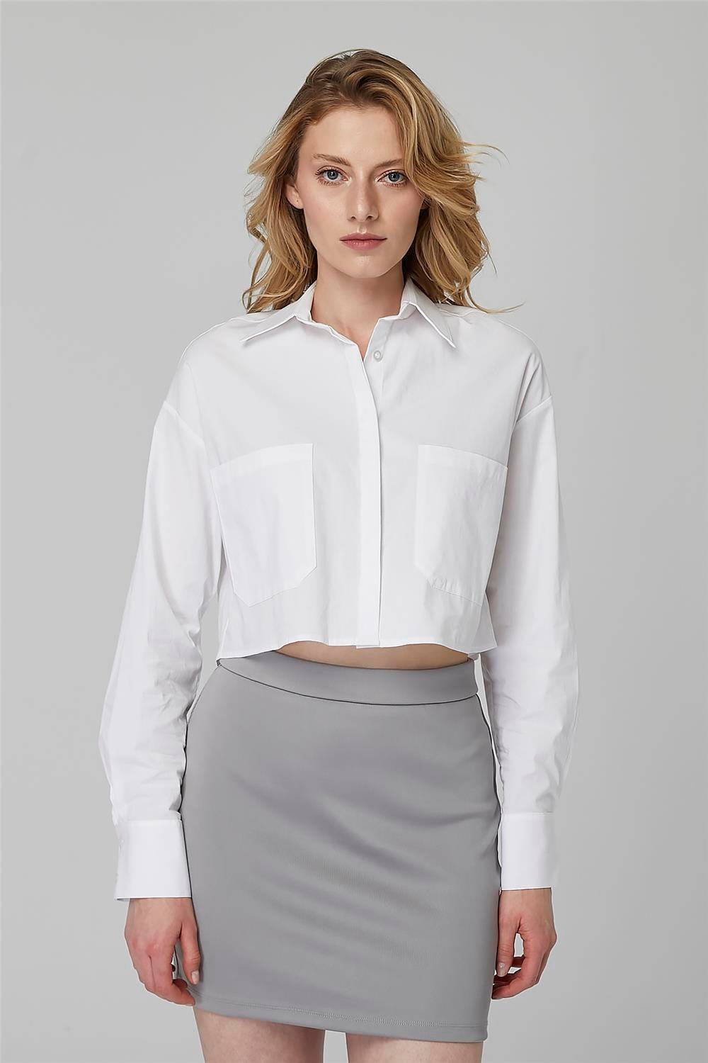 Kurzes Verstecktes Knopfhemd