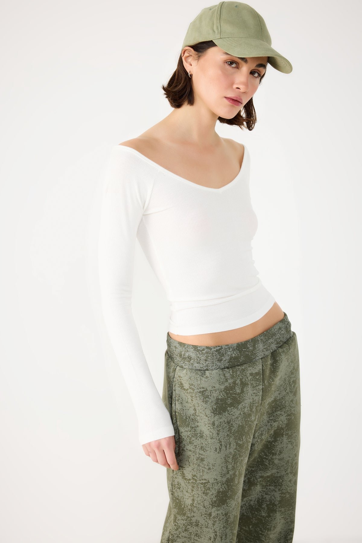 Geripptes T-Shirt mit weitem Halsausschnitt