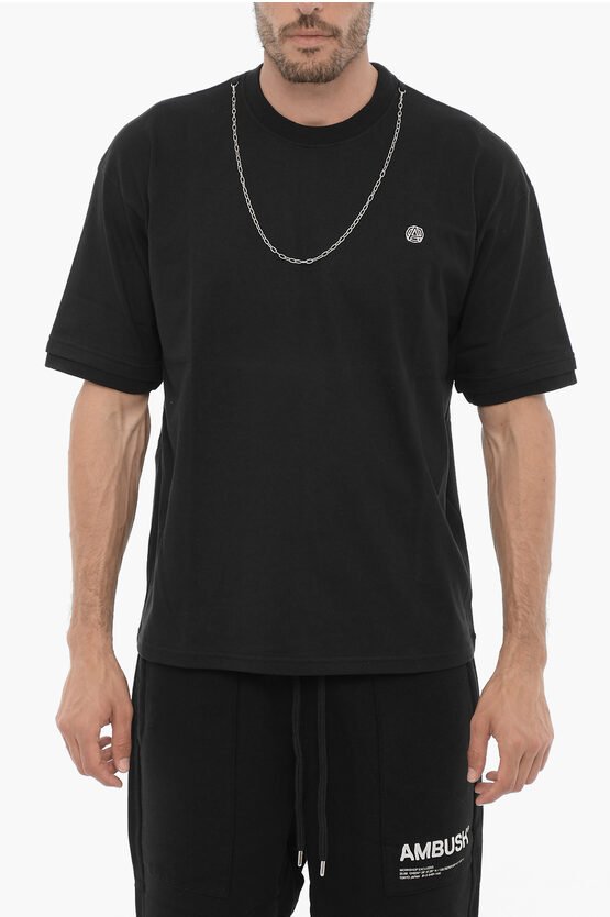 Einfarbiges Rundhals-T-Shirt mit silberfarbener Kette in Schwarz