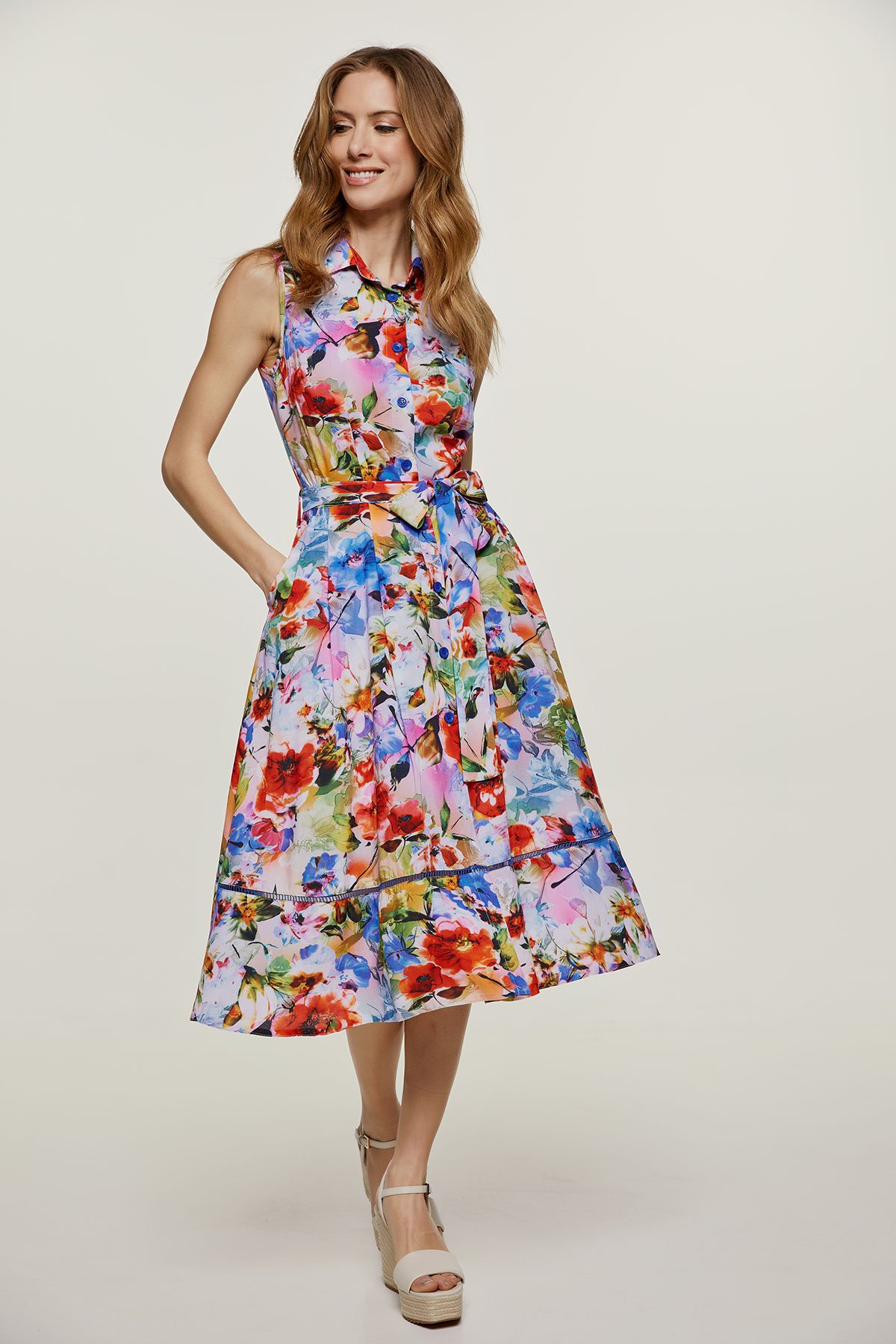 Florales ärmelloses Kleid mit Gürtel