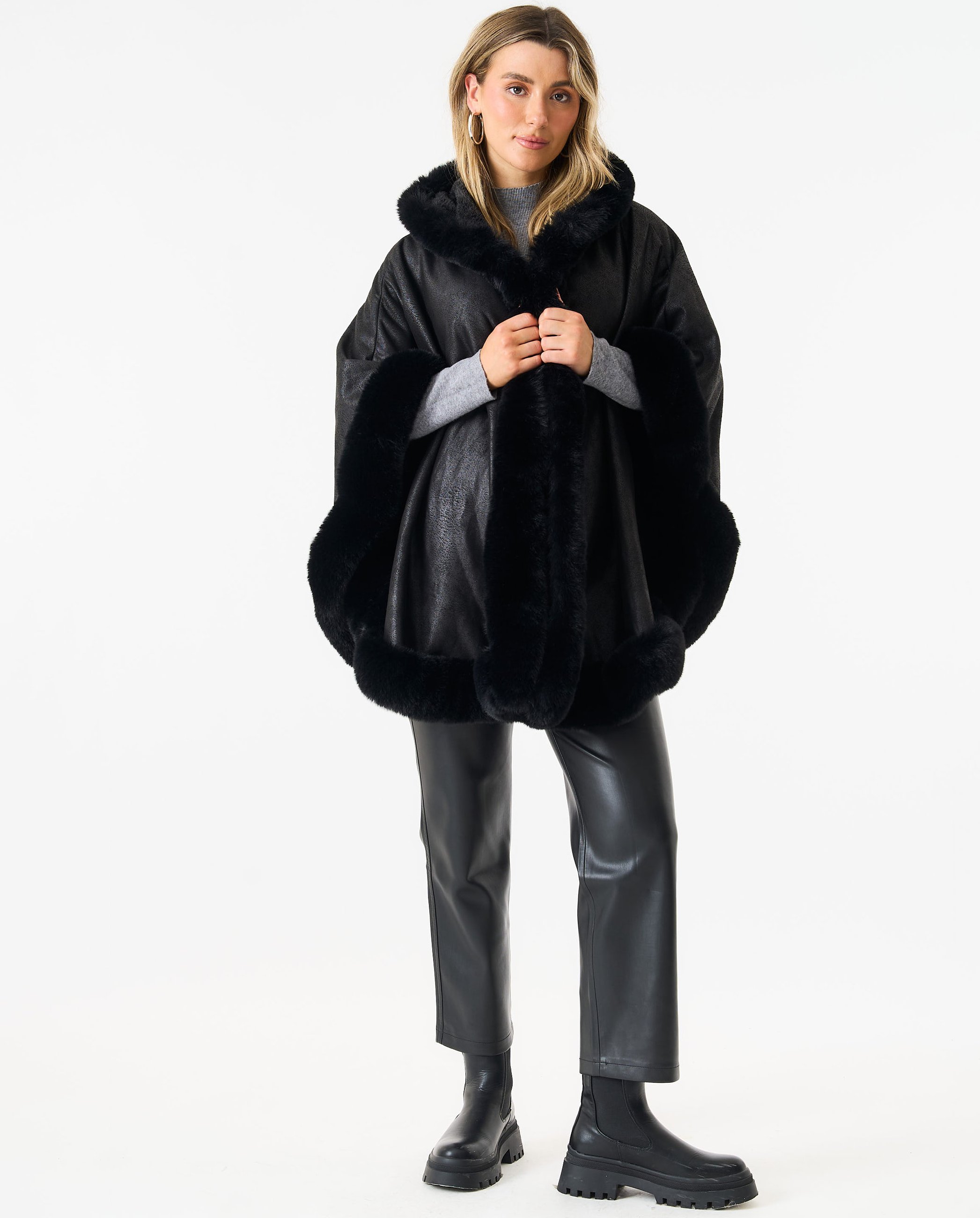 Poncho mit Pelzkragen und Taschendetail