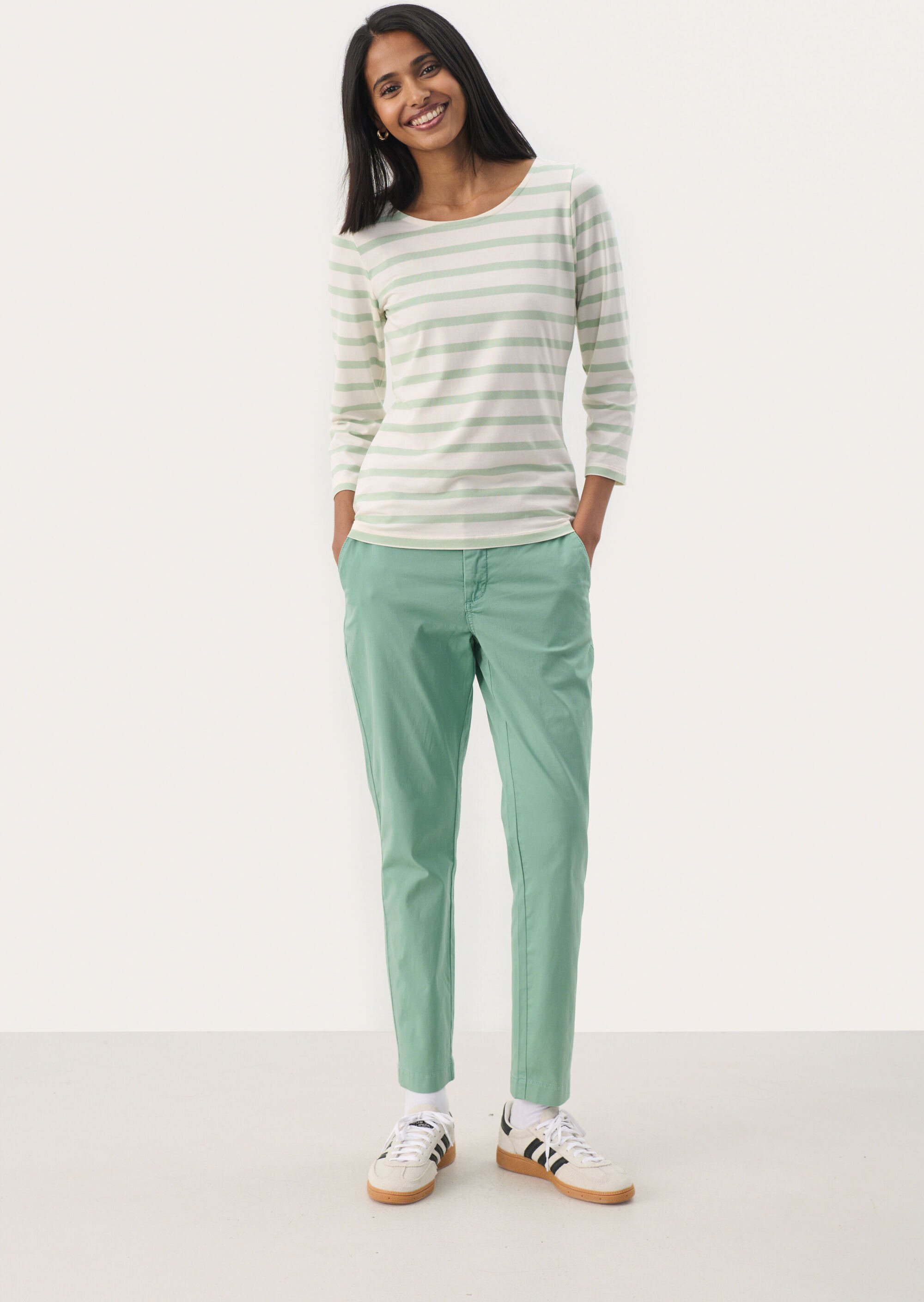 Thumbnail - T-shirt Gerade Passform Cameo Green and White Stripe light green