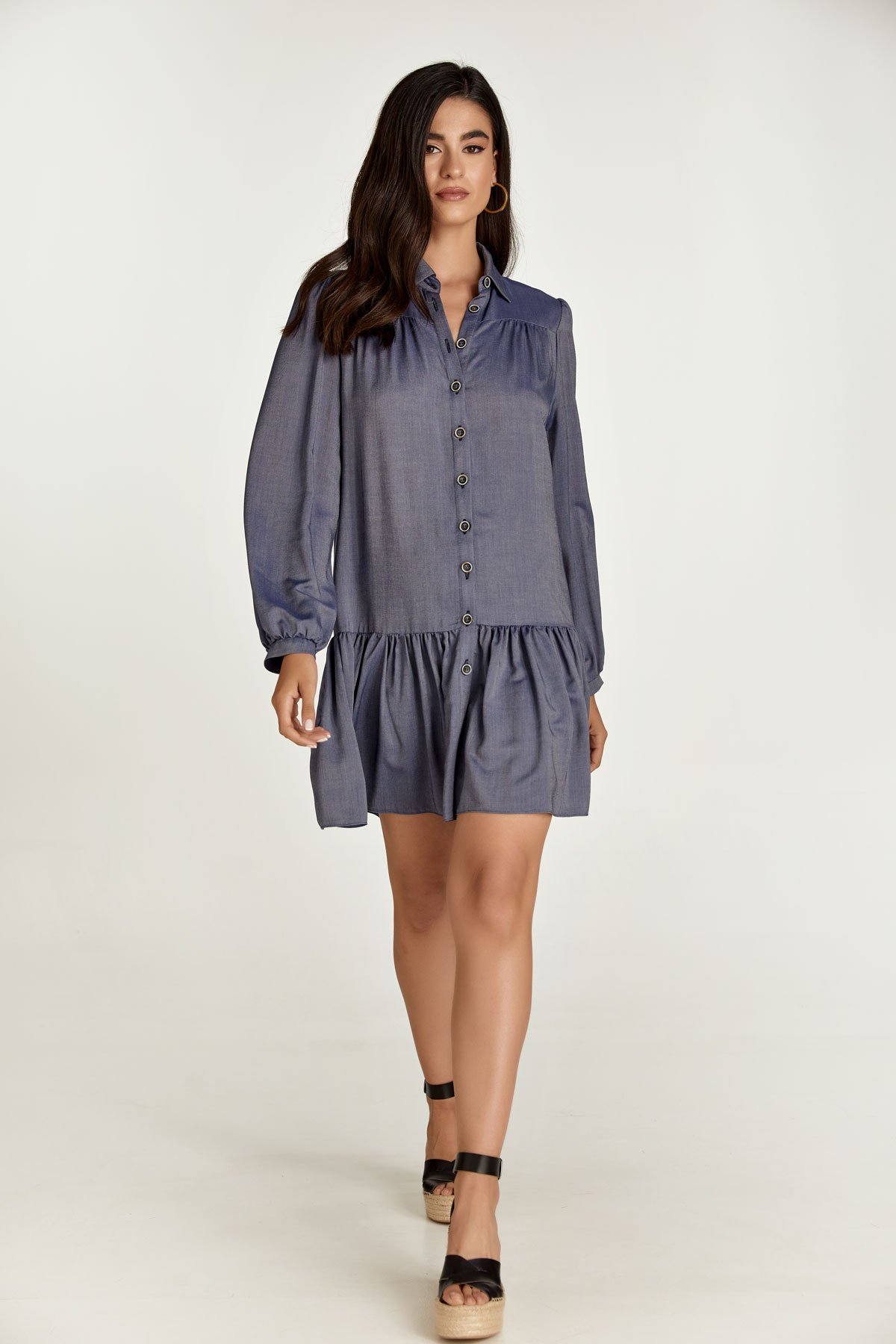Blaues Kleid im Denim-Stil mit Knöpfen