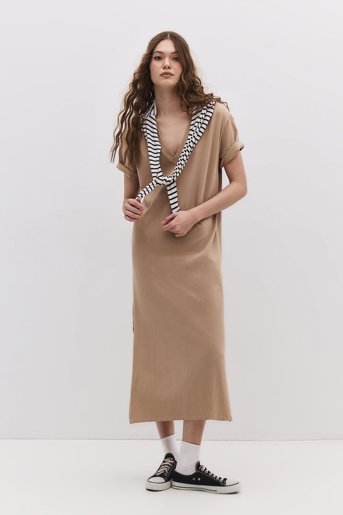 Basic-Kleid aus Baumwolle mit V-Ausschnitt und Schlitz