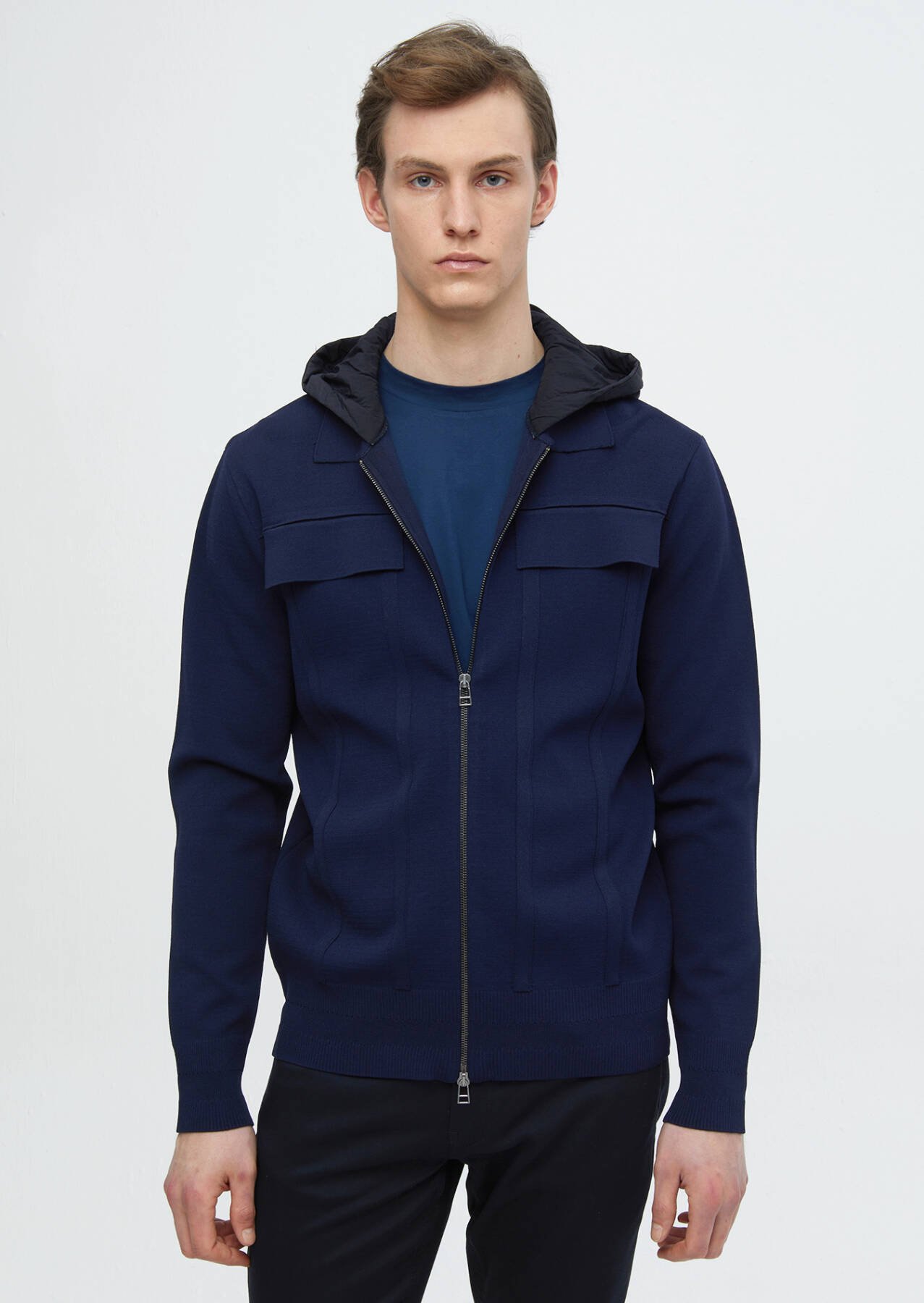 Einfarbige Strickjacke mit Rollkragen