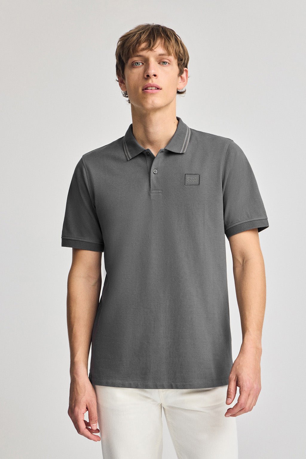 Kurzärmliges Poloshirt asphaltgrau mit zwei Knöpfen und Logo-Aufnäher auf der Brust