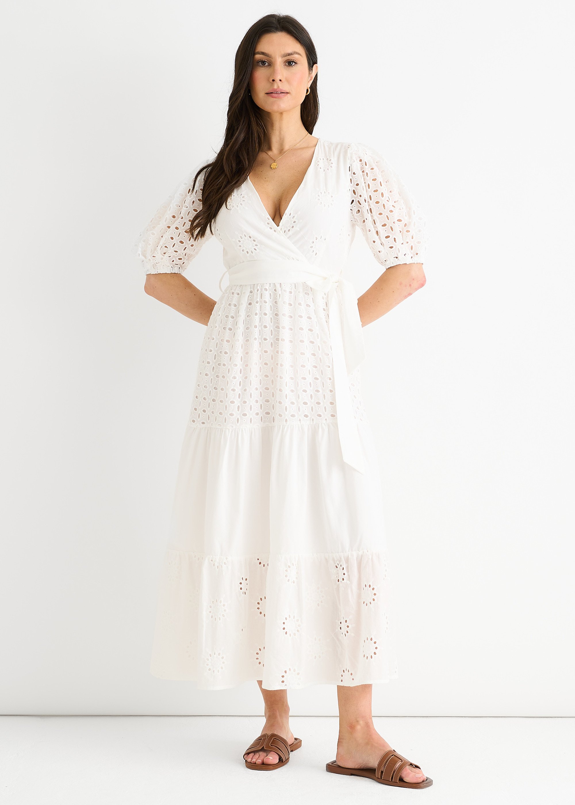 Weißes Broderie-Baumwollgürtel-Midikleid in Wickeloptik