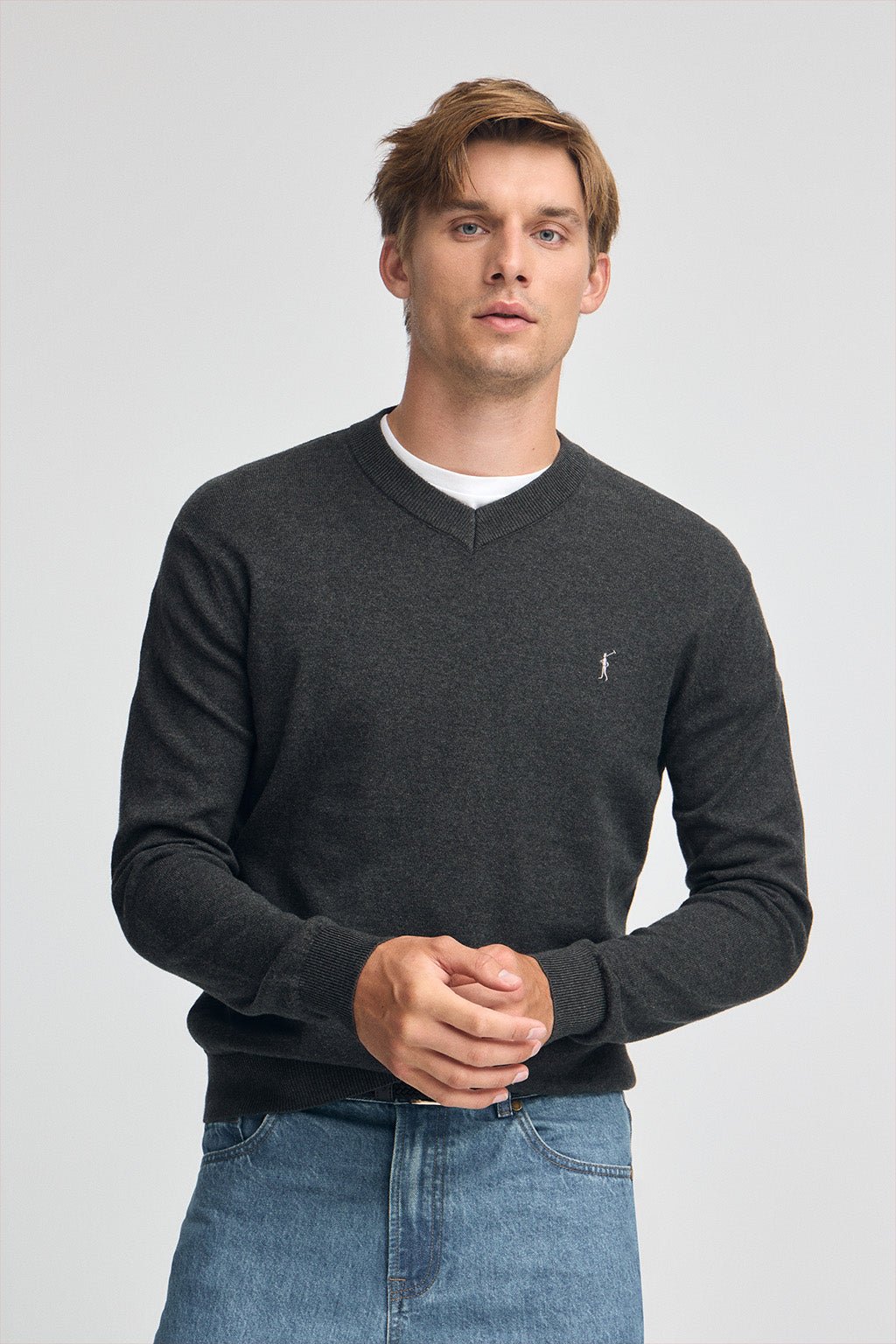 Pullover dunkelgrau meliert aus Wollgemisch mit V-Ausschnitt und gesticktem Rigby Go-Logo