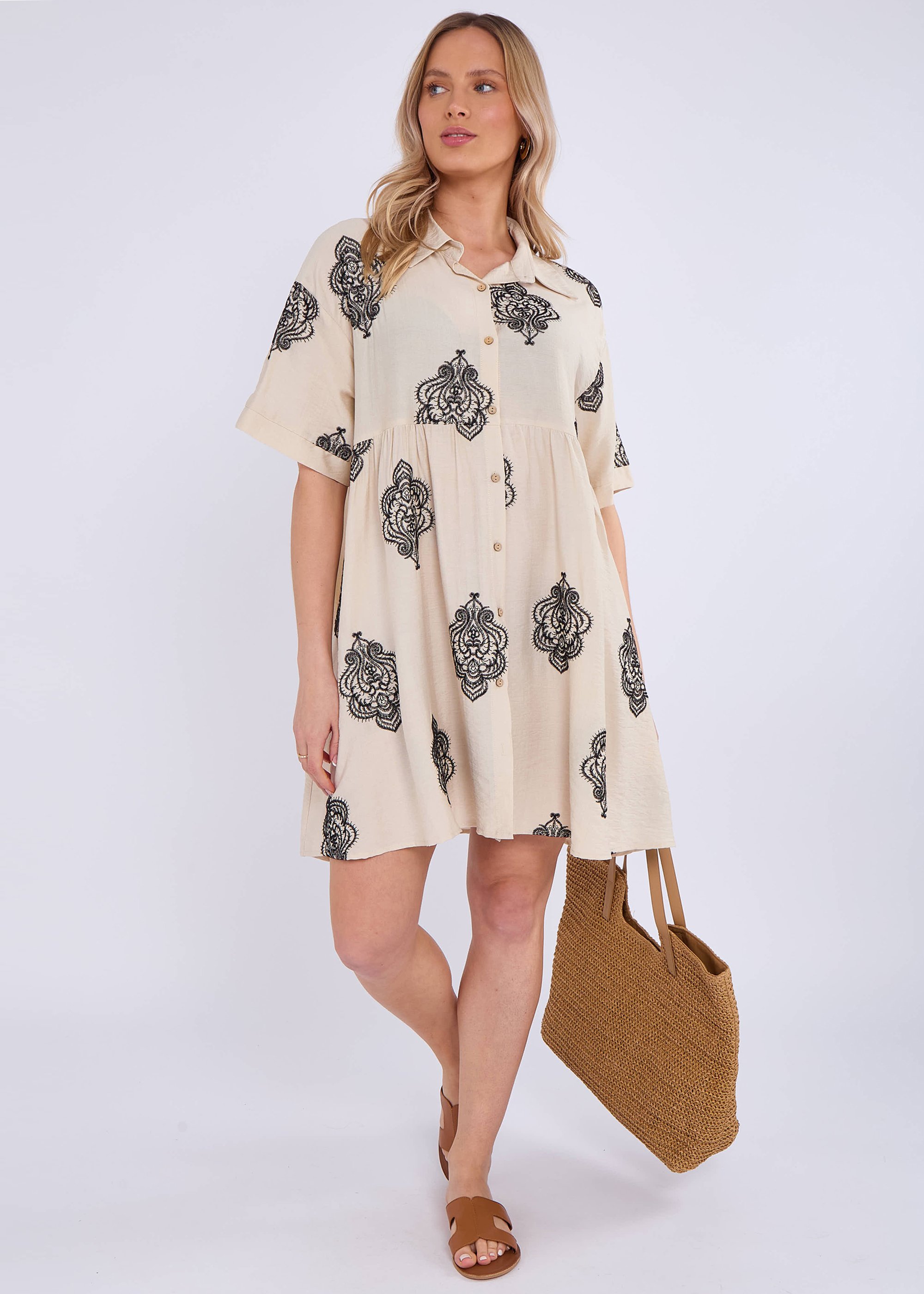 Beigefarbenes, besticktes, übergroßes Mini-Hemdkleid mit Kragen