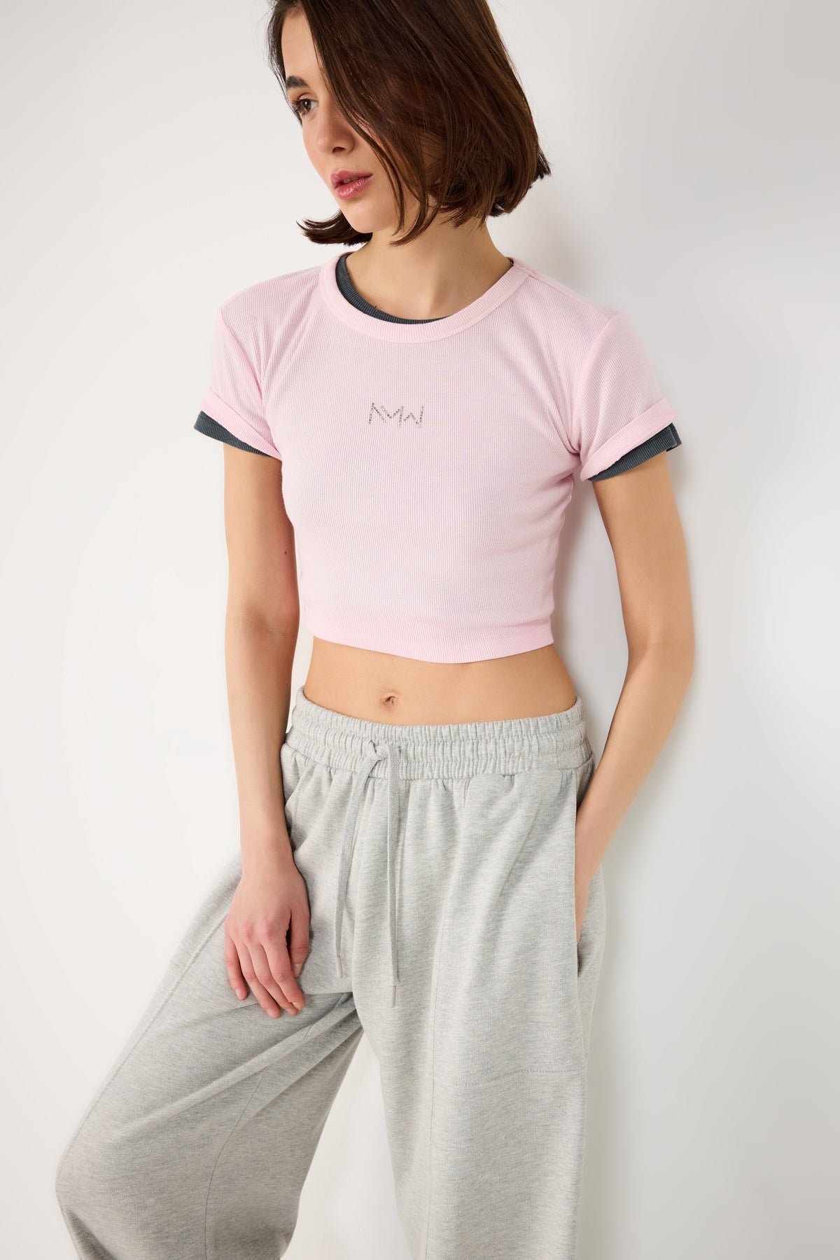 Kurzes, geripptes T-Shirt mit Stickerei in Stein