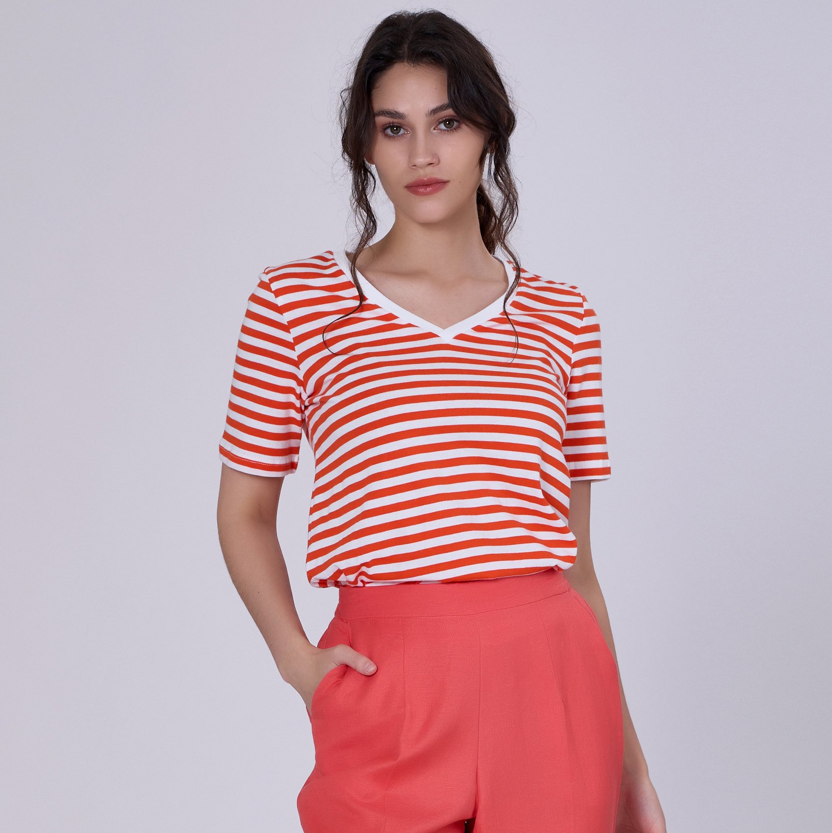 Gestreiftes Baumwoll-T-Shirt mit V-Ausschnitt