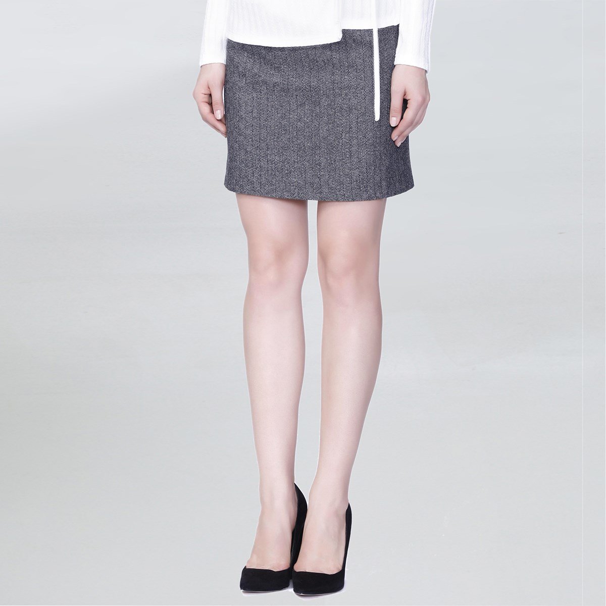 Kurzer Wollrock und Lederschrägband