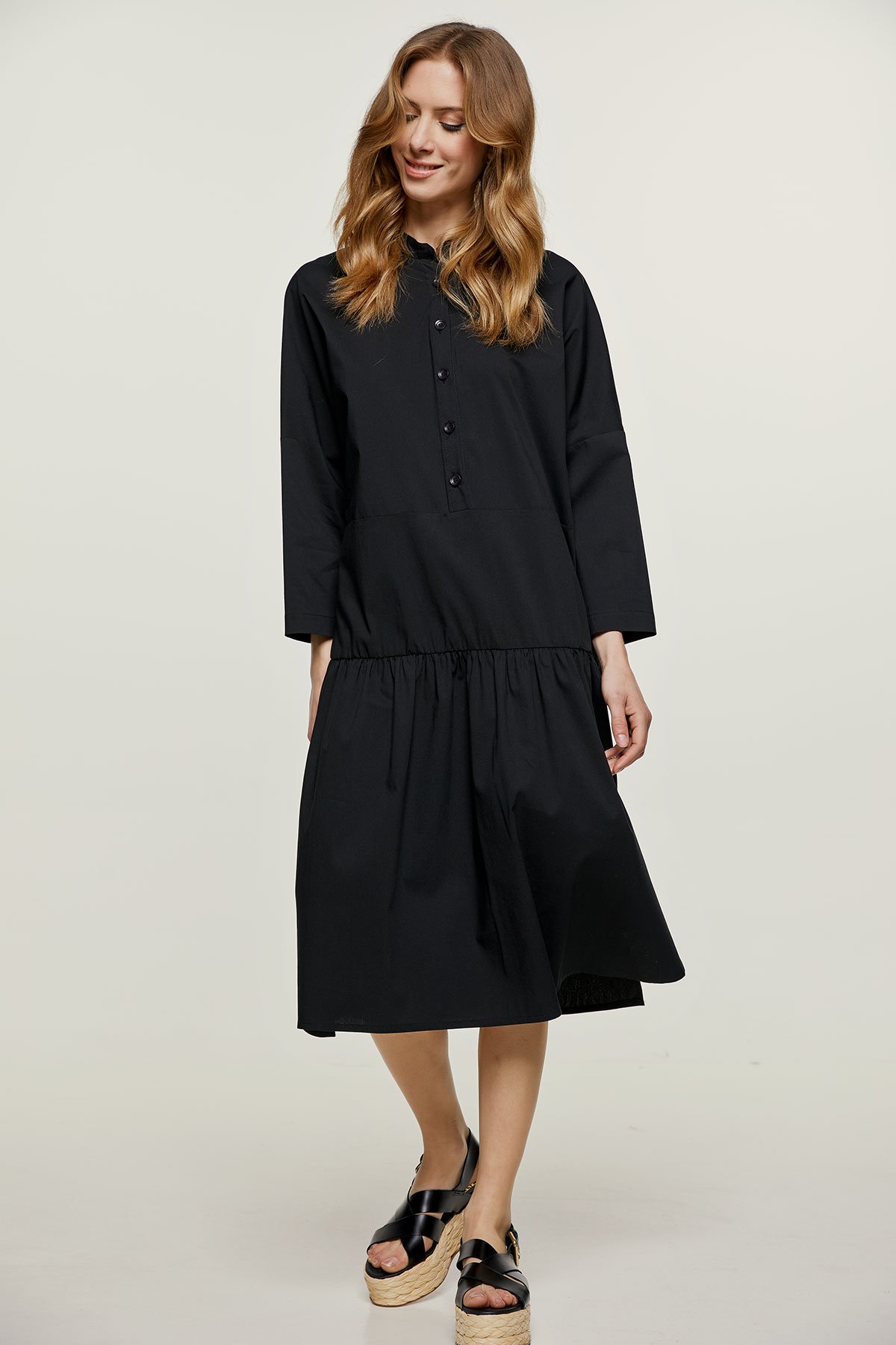 Thumbnail - Schwarzes Kleid in Übergröße mit Knöpfen