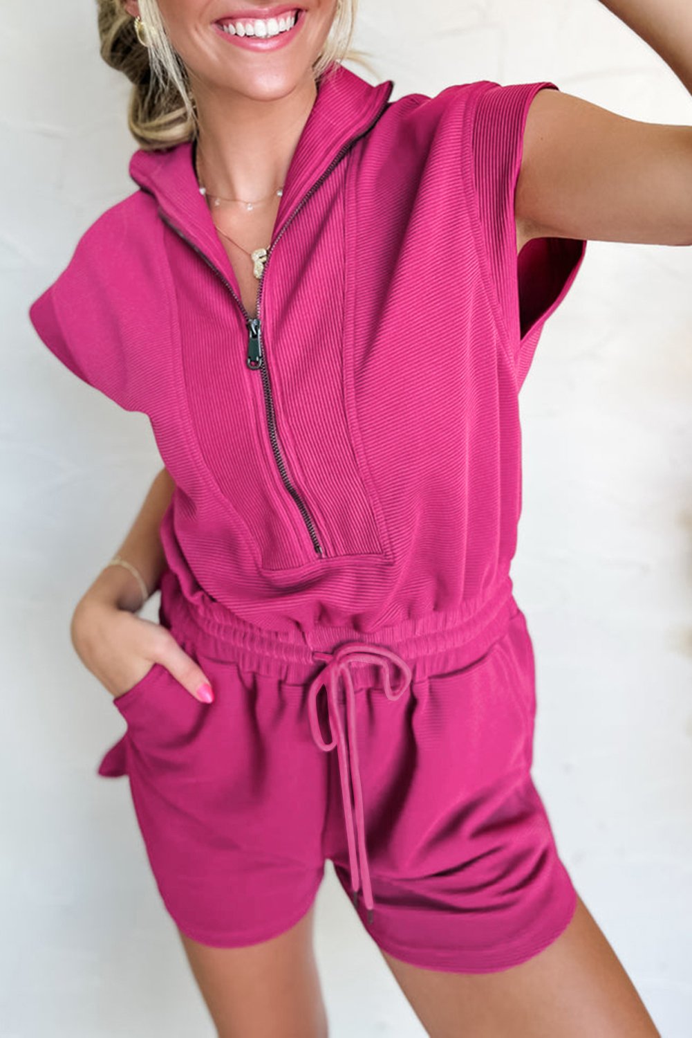 Thumbnail - Rosenrote strukturierte Kurzarm-Halbzip-Jumpsuit mit Kordelzugbund