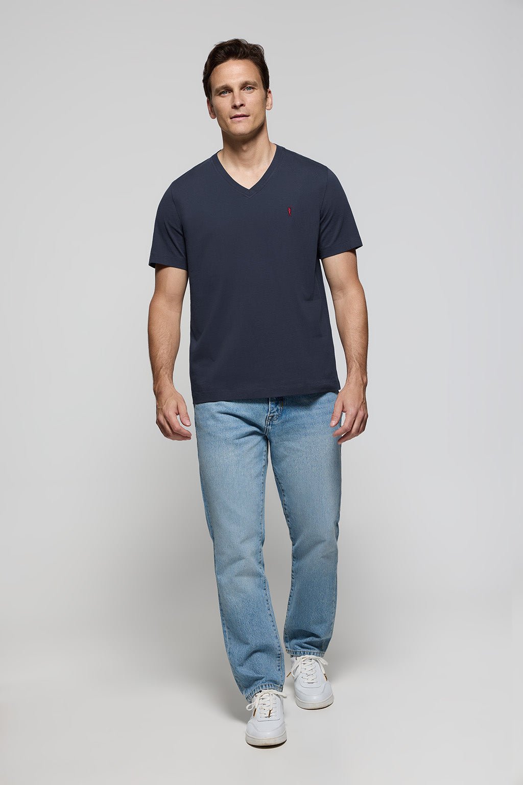 Kurzärmliges T-Shirt marineblau mit V-Kragen und Rigby Go Logo-Stickerei