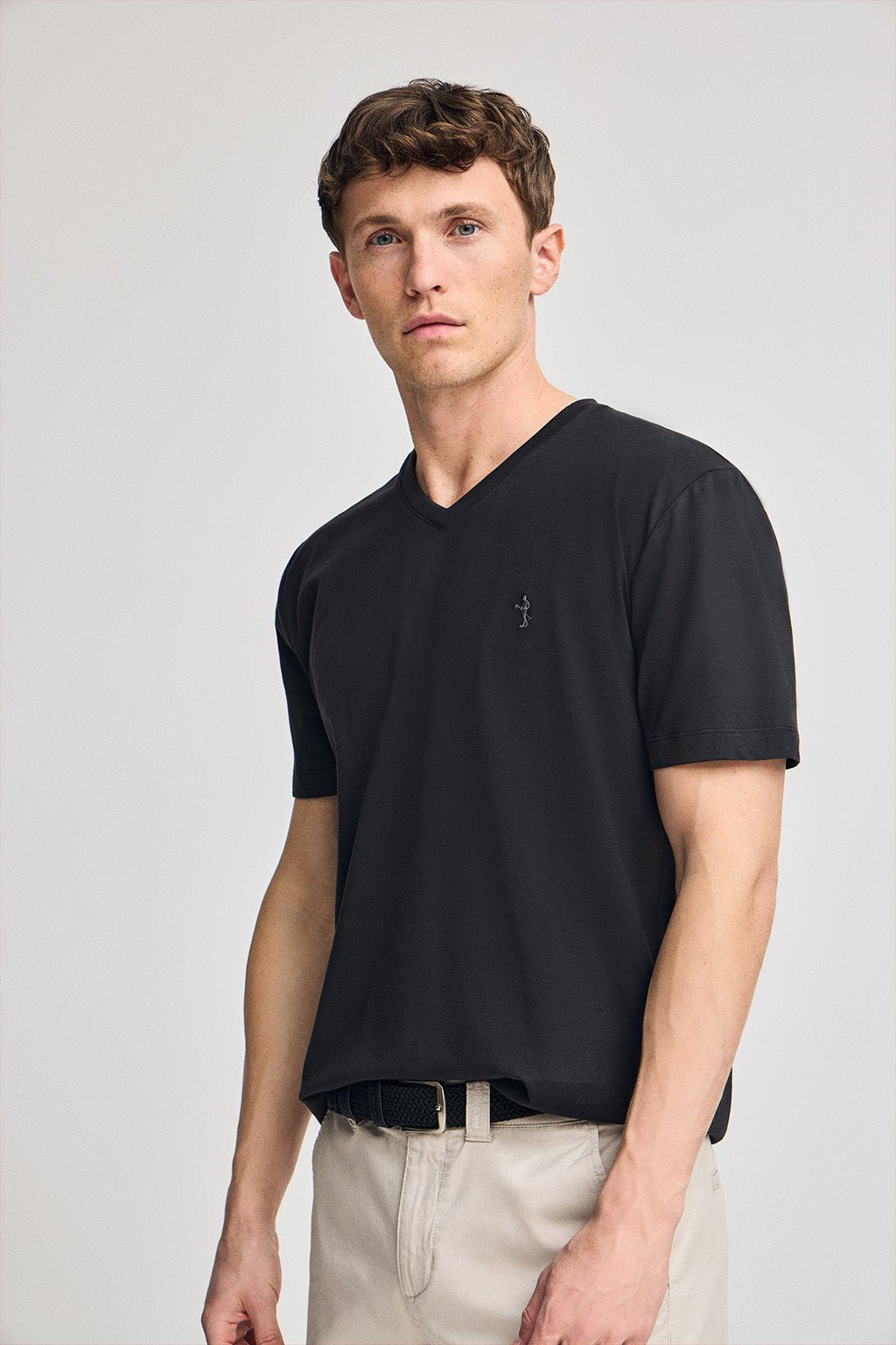 Kurzärmliges T-Shirt schwarz mit V-Ausschnitt und gesticktem Rigby Best-Logo