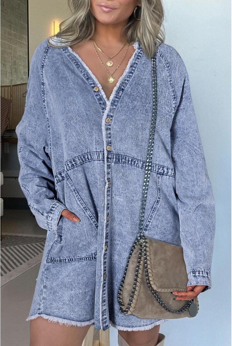 Thumbnail - Azura Exchange Beau Blue Mineralwäsche Langarm-Button-Up Kleid mit rohem Saum und Taschen aus Denim