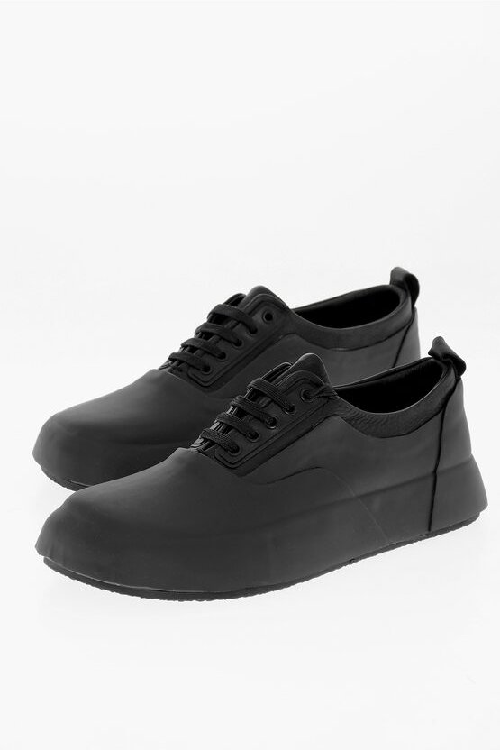 Einfarbige Low-Top-Sneakers aus Leder und Gummi in Schwarz