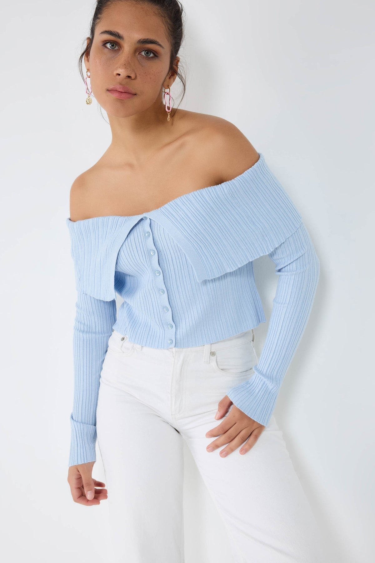 Offener Schulterknopf-Detail-Stricktop