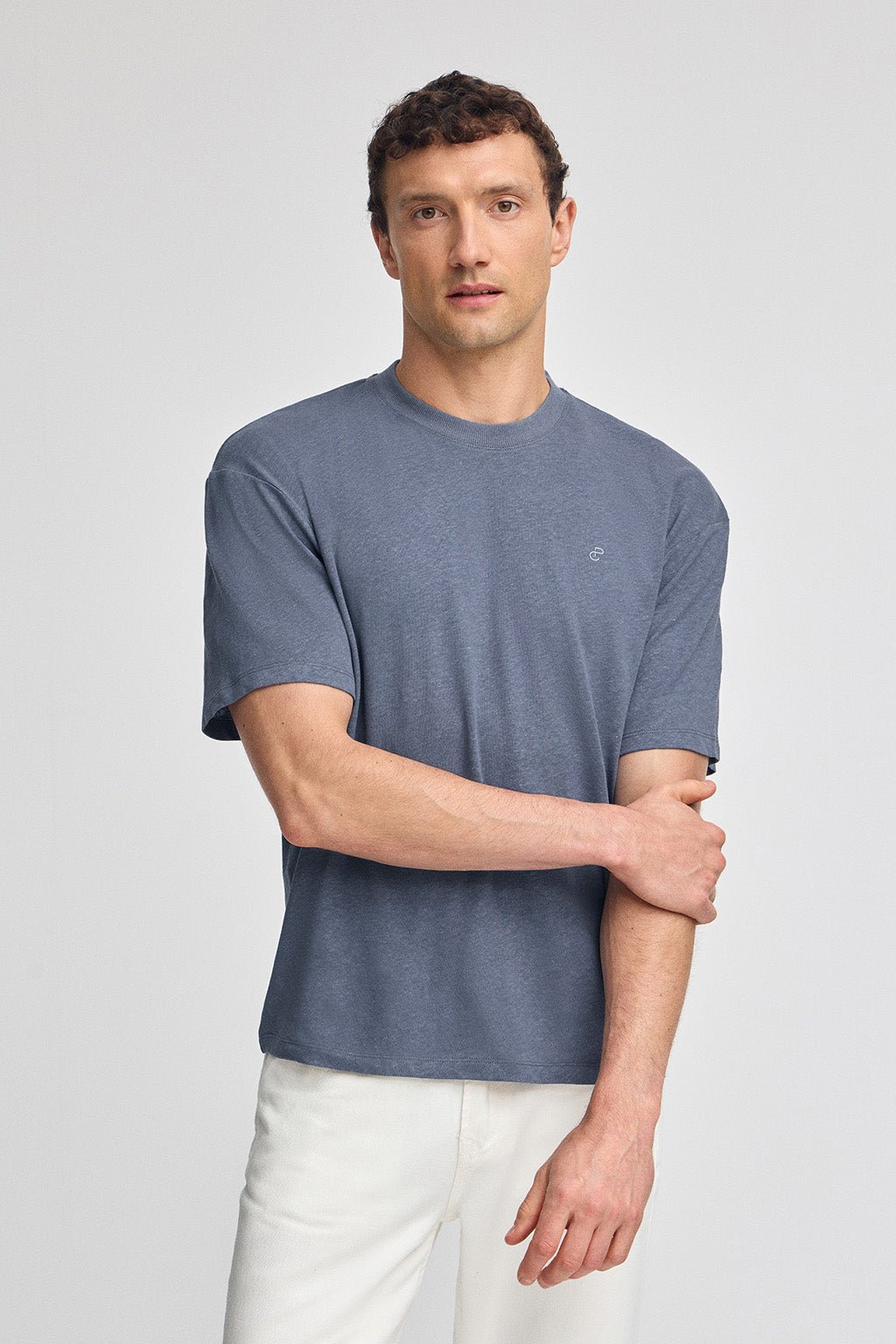 T-Shirt denimblau aus Leinen und Baumwolle mit Rundhalsausschnitt und gesticktem Monogramm