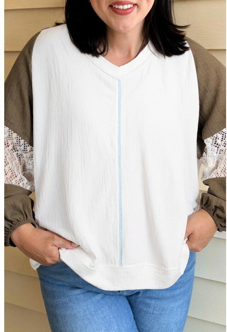 Thumbnail - Lässiges Langarmshirt mit Kontrastärmeln und zarten Spitzen-Details