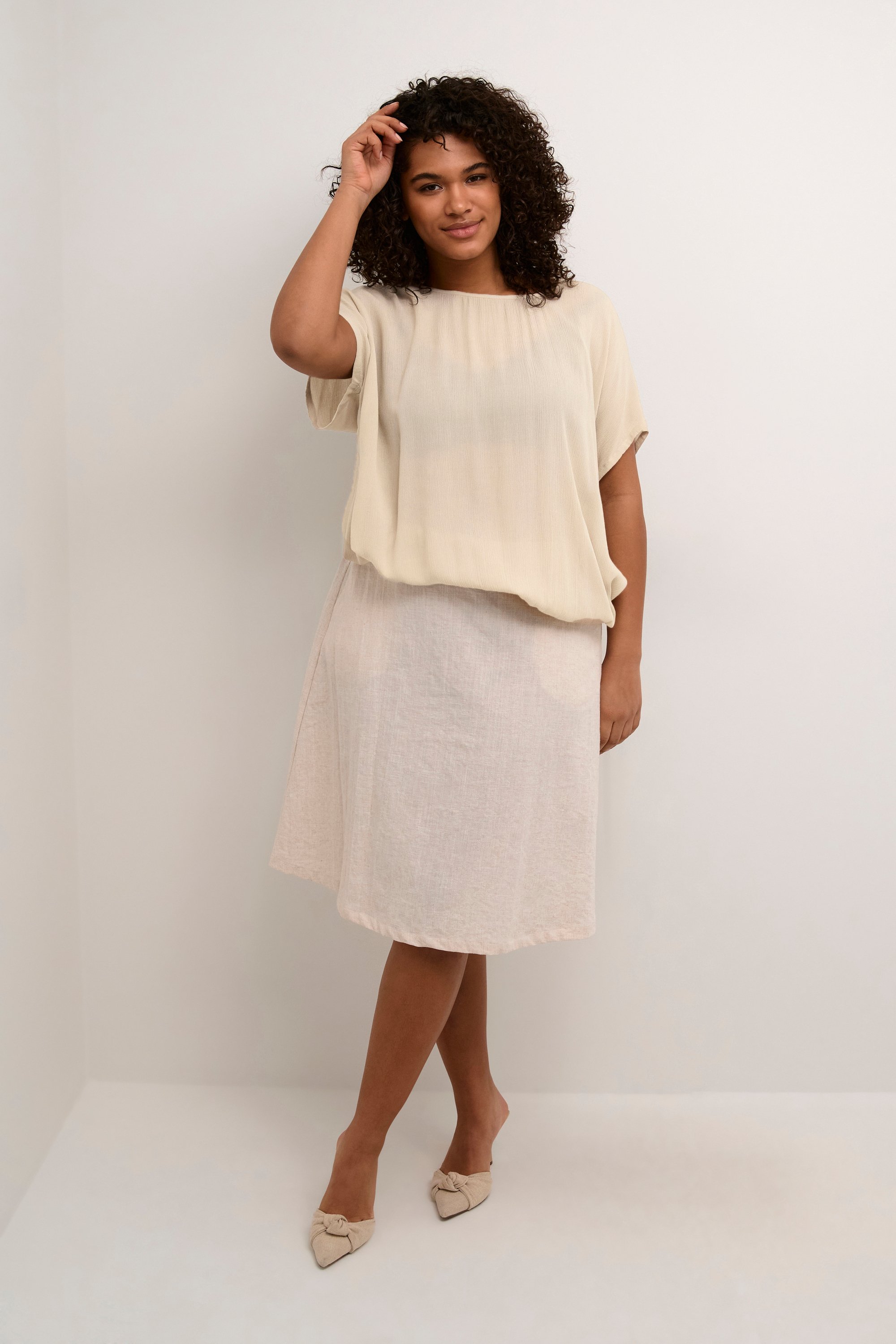 Thumbnail - Bluse mit kurzen Ärmeln Lockere Passform Feder Grau beige