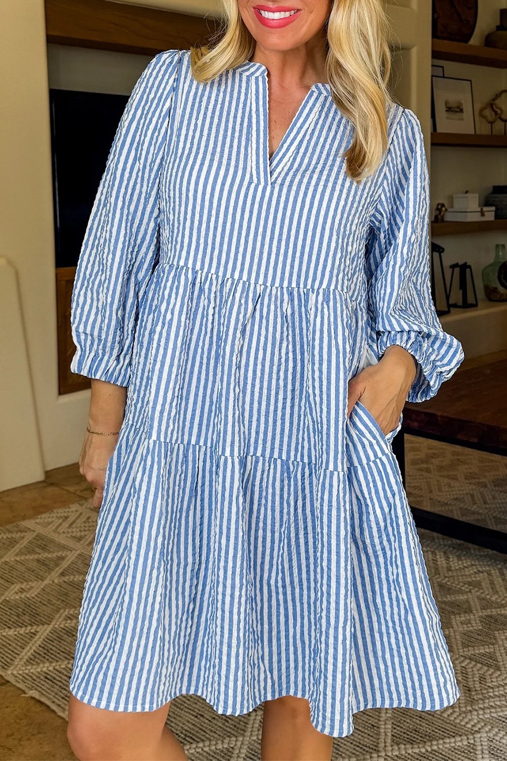 Gestreiftes Stufen-Kleid mit langen Ärmeln