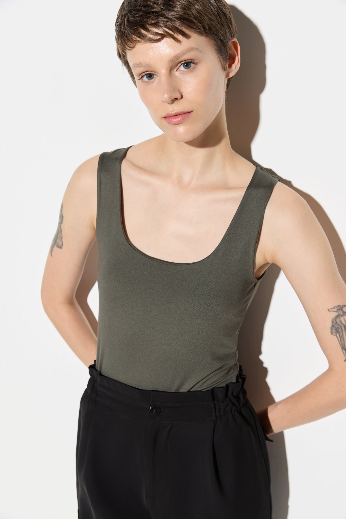 Stretch-Top mit eckigem Ausschnitt und breiten Trägern