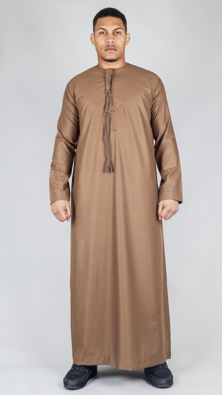 Braune Thobe Emirati islamische Jubba-Robe für Eid-Quasten, reguläre Passform